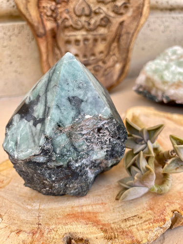 Emerald in Matrix Raw Point - Good Luck + Prosperity
